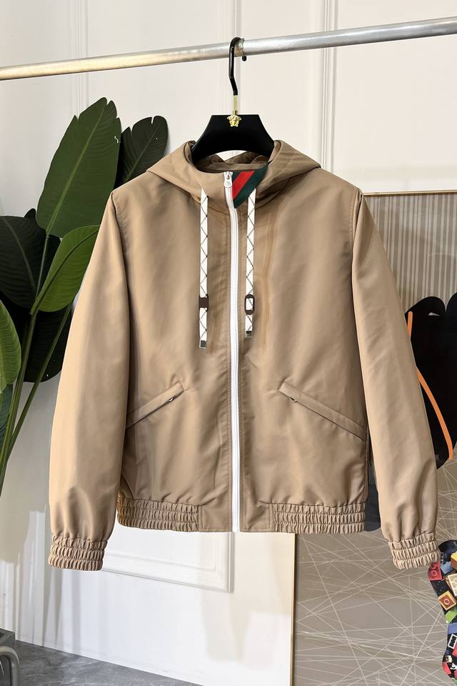 古奇 男士商务休闲双面穿羽绒服外套，香港洋行渠道货，顶级纯正血统品质，原厂代工出品，24F W秋冬新品，高端一线成衣系列！ 作为Ez家族系列中最有力的法宝，积攒