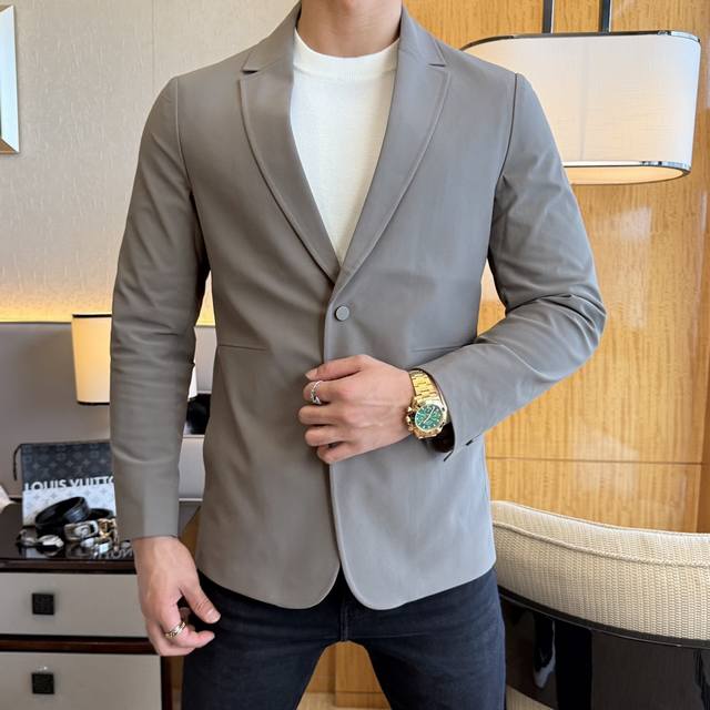 Lp诺悠 Ss秋装大爆款休闲西装外套 最为时尚简约设计，大气得体，随意中凸显精致。面料 此款科技定制聚酯纤维面料， 不是传统的设计 更加显得年轻时尚 细节 非常