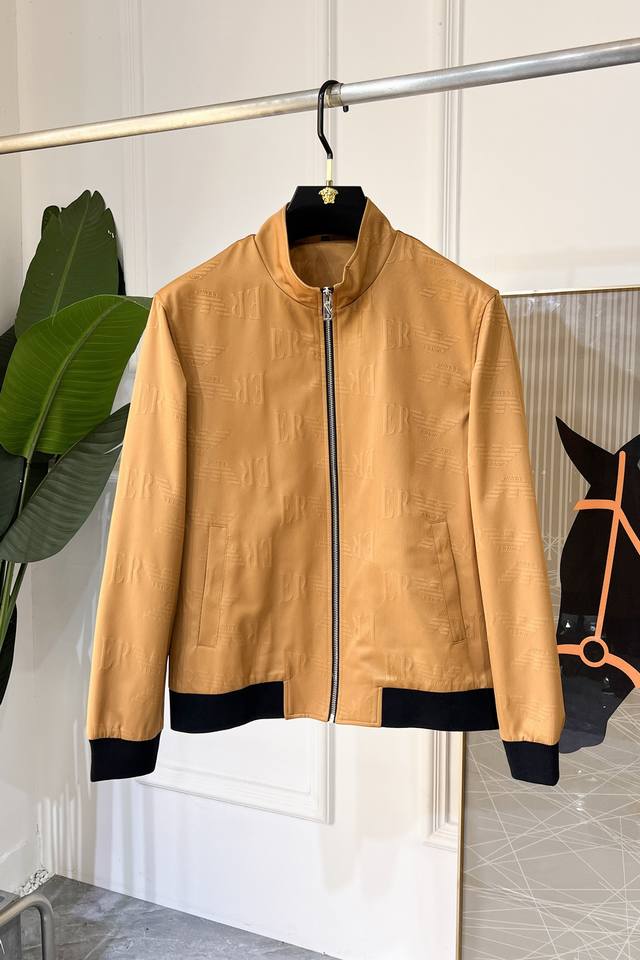 阿玛尼 Ss秋装大爆款夹克外套，定制高品质聚酯纤维面料！顶级时尚大牌元素Logo设计，三标齐全！原版五金辅料，线条流畅，工艺精致，上身版型超赞，面料舒适，挡风保