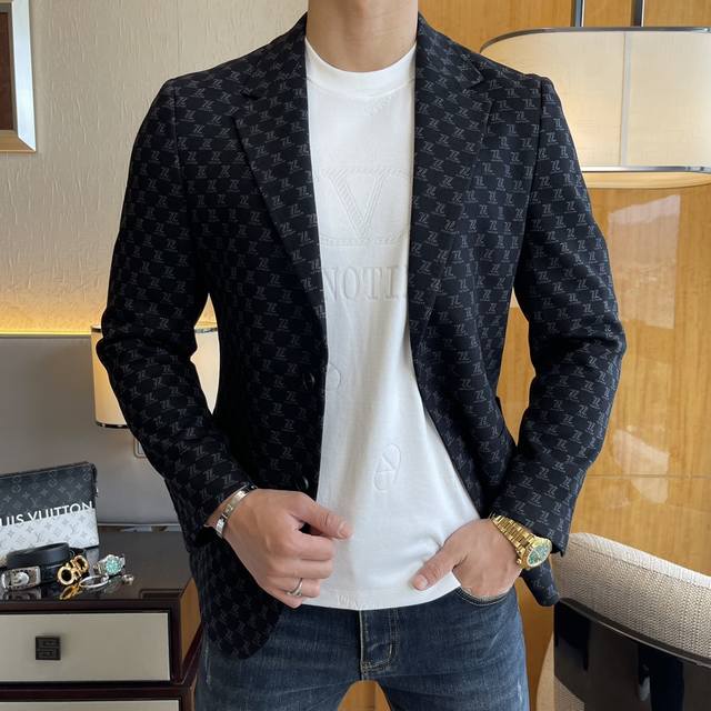 杰尼娅 Ss秋装大爆款休闲西装外套 最为时尚简约设计，大气得体，随意中凸显精致。面料 此款科技定制聚酯纤维面料， 不是传统的设计 更加显得年轻时尚 细节 非常讲