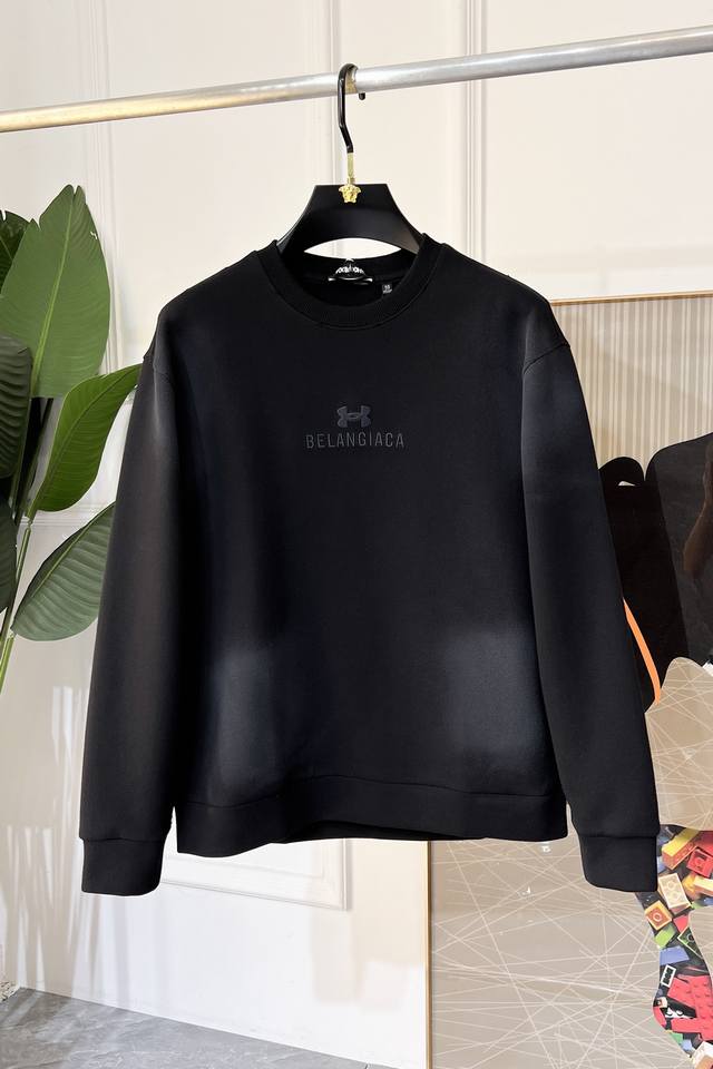 巴黎世家 Ss秋季大爆新款，最高版本时尚套头卫衣、每年必出的经典之作。受各大明星的青睐推崇，精选高端欧棉混纺面料，重工艺制作，原版五金辅料Logo设计，柔软顺滑