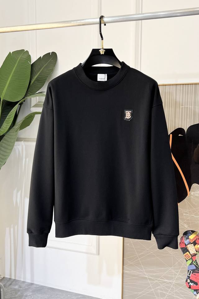 巴宝莉 Ss秋季大爆新款，最高版本时尚落肩款卫衣、每年必出的经典之作。受各大明星的青睐推崇，精选高端欧棉混纺面料，重工艺制作，原版五金辅料Logo设计，柔软顺滑