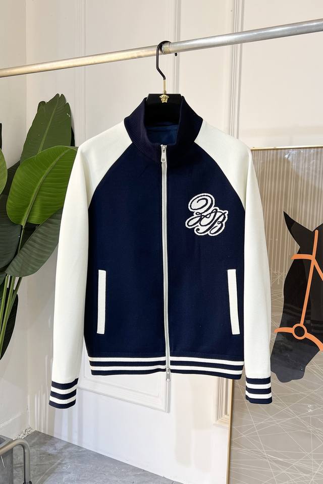 Bc Ss大爆款针织夹克外套，定制高品质聚酯纤维面料！顶级时尚大牌元素Logo设计，三标齐全！原版五金辅料，线条流畅，工艺精致，上身版型超赞，面料舒适，挡风保暖