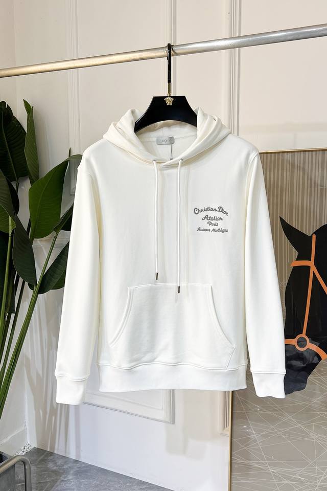 迪奥 Ss秋季大爆新款，最高版本时尚套头卫衣、每年必出的经典之作。受各大明星的青睐推崇，精选高端欧棉混纺面料，重工艺制作，原版五金辅料Logo设计，柔软顺滑，质
