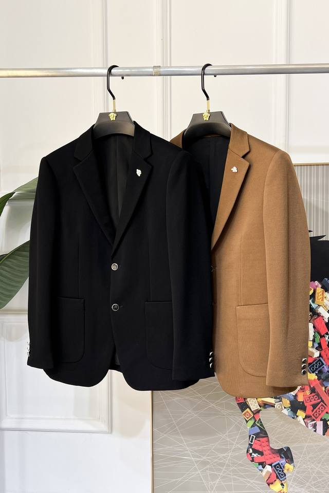 迪奥 Ss秋装大爆款休闲西装外套 最为时尚简约设计，大气得体，随意中凸显精致。面料 此款科技定制聚酯纤维面料， 不是传统的设计 更加显得年轻时尚 细节 非常讲究