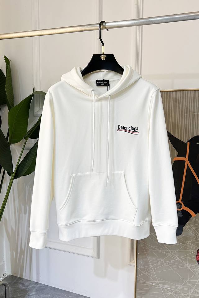 巴黎世家 Ss秋季大爆新款，最高版本时尚套头卫衣、每年必出的经典之作。受各大明星的青睐推崇，精选高端欧棉混纺面料，重工艺制作，原版五金辅料Logo设计，柔软顺滑