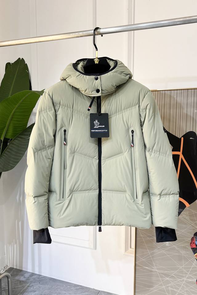 Moner 拉链立领可拆卸帽~男士白鹅绒连帽 设计感与颜值爆棚的羽绒，追求高品控的可闭眼入！绝对不可错过的高端臻品，男生冬季穿搭Oodt干净简约搭配。这款立领短