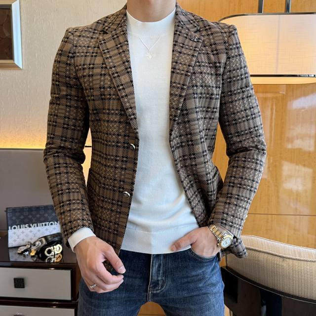 巴宝莉 Ss秋装大爆款休闲西装外套 最为时尚简约设计，大气得体，随意中凸显精致。面料 此款科技定制聚酯纤维面料， 不是传统的设计 更加显得年轻时尚 细节 非常讲