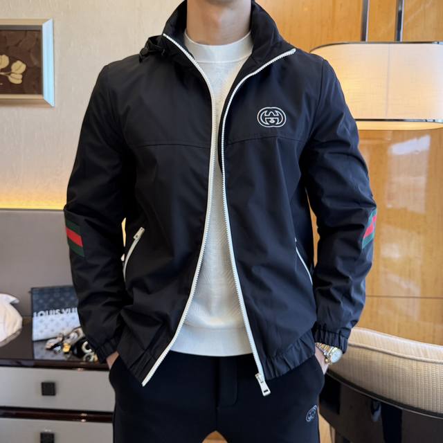 古奇 Ss秋装大爆款暖雲绒夹克外套，内里加绒，定制高品质聚酯纤维面料！顶级时尚大牌元素Logo设计，三标齐全！原版五金辅料，线条流畅，工艺精致，上身版型超赞，面