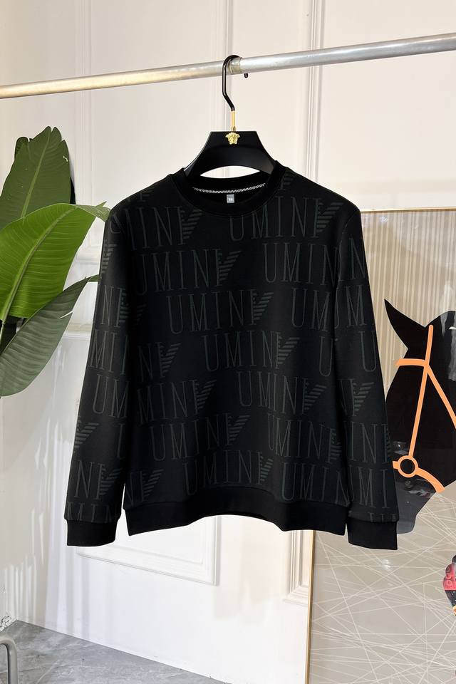 阿玛尼 Ss秋季大爆新款，最高版本时尚套头卫衣、每年必出的经典之作。受各大明星的青睐推崇，精选高端欧棉混纺面料，重工艺制作，原版五金辅料Logo设计，柔软顺滑，