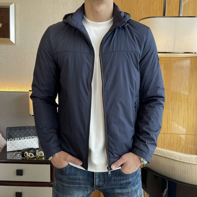 杰尼娅 Ss秋装大爆款中长款夹克外套，定制高品质聚酯纤维面料！顶级时尚大牌元素Logo设计，三标齐全！原版五金辅料，线条流畅，工艺精致，上身版型超赞，面料舒适，