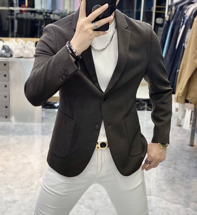 巴黎世家 Ss秋装大爆款休闲西装外套 最为时尚简约设计，大气得体，随意中凸显精致。面料 此款科技定制聚酯纤维面料， 不是传统的设计 更加显得年轻时尚 细节 非常