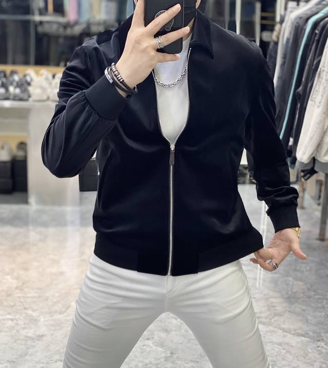 Lp诺悠 Ss秋装大爆款夹克外套，定制高品质聚酯纤维面料！顶级时尚大牌元素Logo设计，三标齐全！原版五金辅料，线条流畅，工艺精致，上身版型超赞，面料舒适，挡风