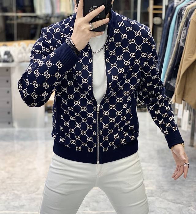 古奇 Ss秋装大爆款针织夹克外套，定制高品质聚酯纤维面料！顶级时尚大牌元素Logo设计，三标齐全！原版五金辅料，线条流畅，工艺精致，上身版型超赞，面料舒适，挡风