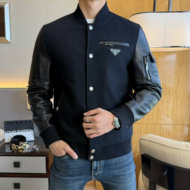 普拉达 Ss秋装大爆款真皮拼接夹克外套，定制高品质聚酯纤维+绵羊皮面料！顶级时尚大牌元素Logo设计，三标齐全！原版五金辅料，线条流畅，工艺精致，上身版型超赞，