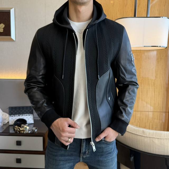 迪奥 Ss秋装大爆款真皮拼接羊毛夹克外套，定制高品质聚酯纤维+绵羊毛面料！顶级时尚大牌元素Logo设计，三标齐全！原版五金辅料，线条流畅，工艺精致，上身版型超赞