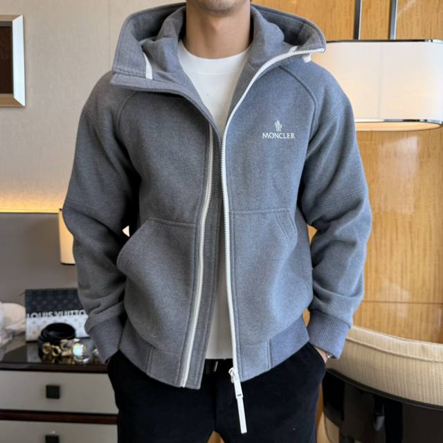 蒙口 Ss秋装大爆款夹克外套，市场最高版本！定制高品质聚酯纤维+澳毛面料！顶级时尚大牌元素Logo设计，三标齐全！原版五金辅料，线条流畅，工艺精致，上身版型超赞