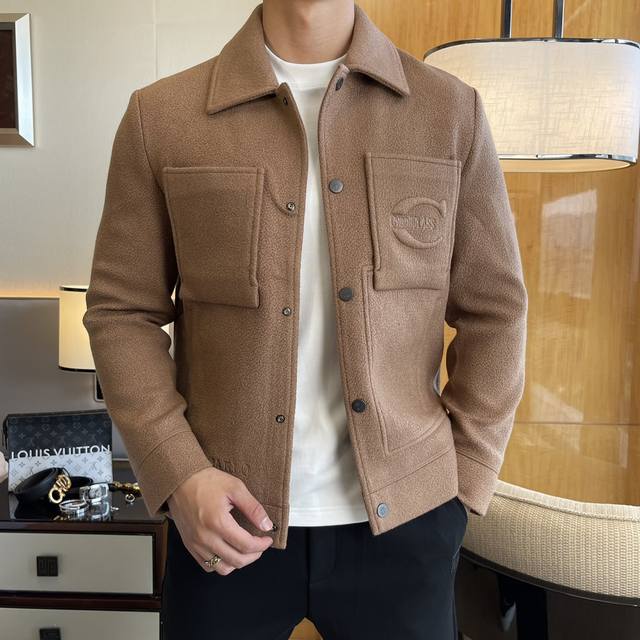 卡瓦利 Ss秋装大爆款羊毛夹克外套，定制高品质聚酯纤维羊毛面料！顶级时尚大牌元素Logo设计，三标齐全！原版五金辅料，线条流畅，工艺精致，上身版型超赞，面料舒适