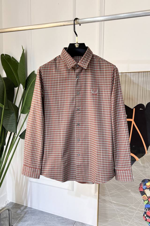 华伦天奴- Ss秋装时尚大爆款长袖厚款衬衫，贸易公司渠道货，品相完美如斯，属于入柜级别，可预见性的爆款，高级定制进口高终棉面料，大师级剪裁，质感无敌，亲肤性极佳