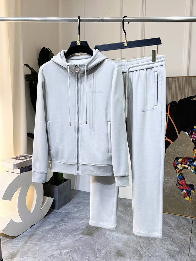 迪奥 Ss秋装新品休闲夹克套装！明星最爱时装味休闲套装 简单大方，官网1：1工艺设计！干净利落剪裁 都市风十足 可供独家顶级定制面料，手感软糯干爽，上身效果挺括