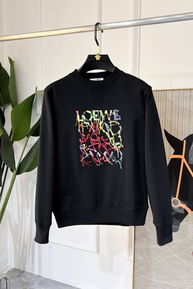 罗薏威 Ss秋季大爆新款，最高版本时尚套头卫衣、每年必出的经典之作。受各大明星的青睐推崇，精选高端欧棉混纺面料，重工艺制作，原版五金辅料Logo设计，柔软顺滑，