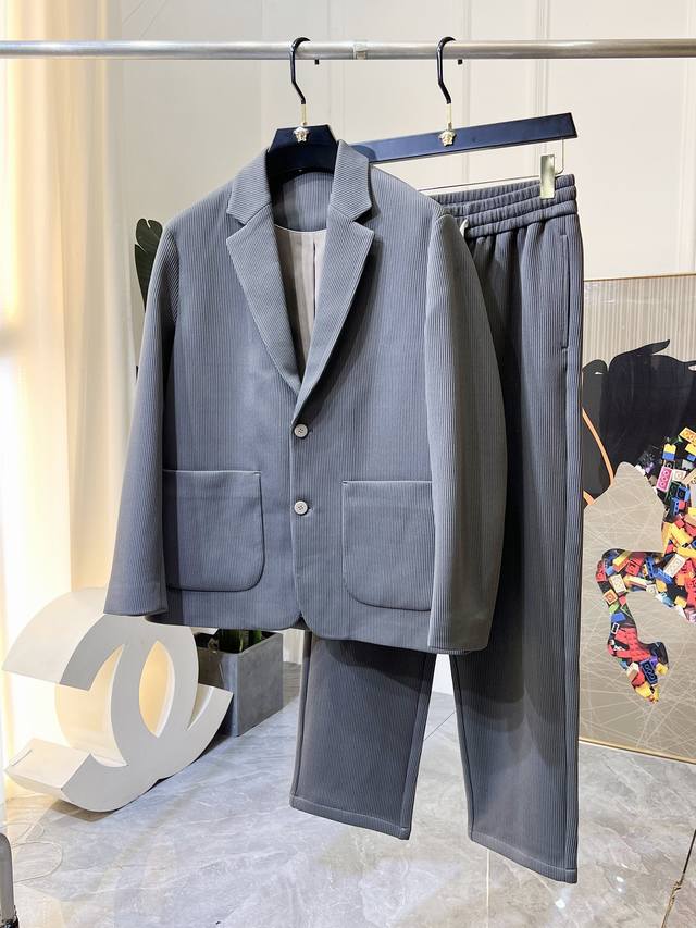 阿玛尼 Ss秋装新品休闲西服套装！明星最爱时装味休闲套装 简单大方，官网1：1工艺设计！干净利落剪裁 都市风十足 可供独家顶级定制面料，手感软糯干爽，上身效果挺