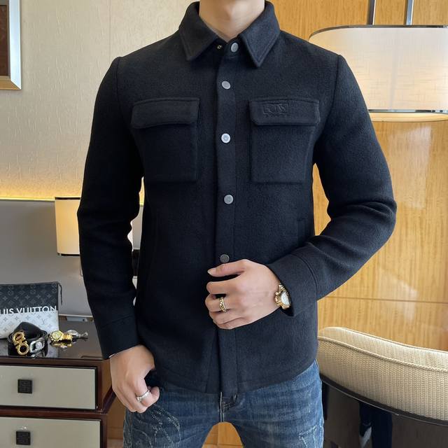 迪奥 Ss秋装大爆款羊毛夹克外套，定制高品质聚酯纤维面料！顶级时尚大牌元素Logo设计，三标齐全！原版五金辅料，线条流畅，工艺精致，上身版型超赞，面料舒适，挡风