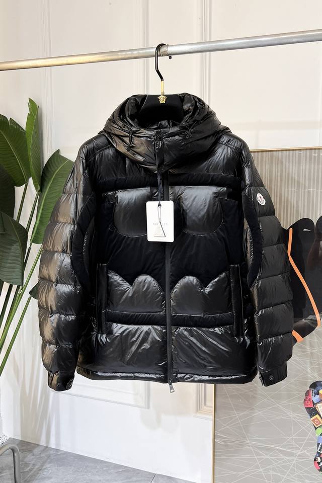 市场顶级版本！注意细节对比 Moncler Batman蝙蝠侠标识羽绒服 定制墨韵高级炭黑涂层风衣面料 定制韩韵流光丝绒针织面料 采用400D压光胆布 国标鹅绒