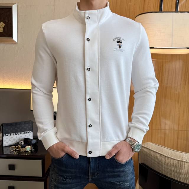 芬迪 Ss秋季大爆新款，最高版本时尚套头卫衣、每年必出的经典之作。受各大明星的青睐推崇，精选高端欧棉混纺面料，重工艺制作，原版五金辅料Logo设计，柔软顺滑，质