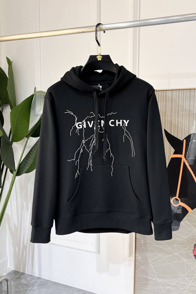 纪梵希 Ss秋季大爆新款，最高版本时尚套头卫衣、每年必出的经典之作。受各大明星的青睐推崇，精选高端欧棉混纺面料，重工艺制作，原版五金辅料Logo设计，柔软顺滑，