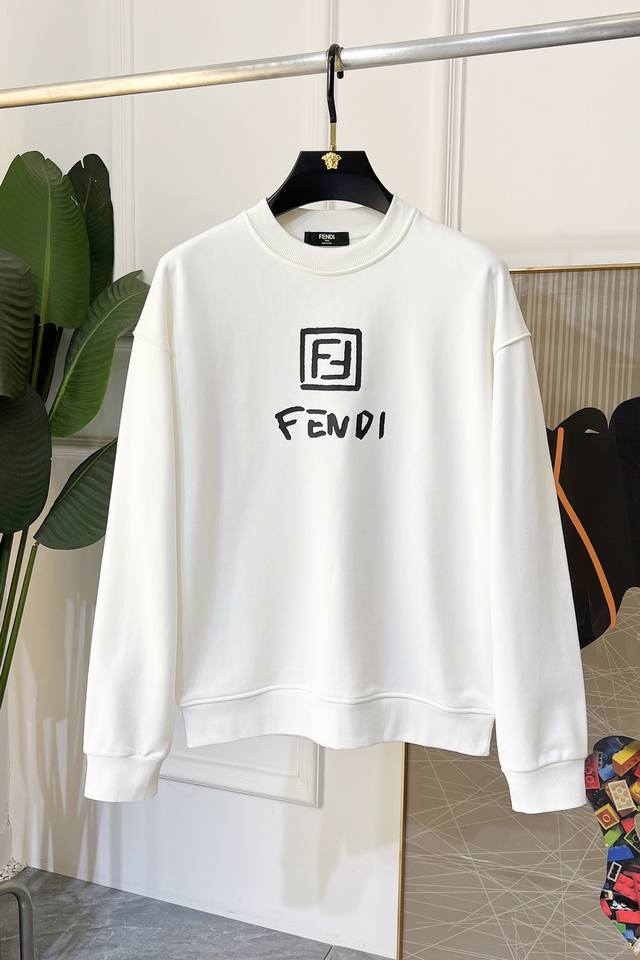 芬迪 Ss秋季大爆新款，最高版本时尚落肩款卫衣、每年必出的经典之作。受各大明星的青睐推崇，精选高端欧棉混纺面料，重工艺制作，原版五金辅料Logo设计，柔软顺滑，