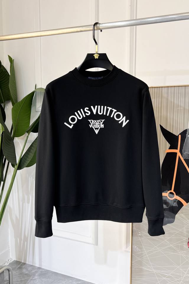 Lv Ss秋季大爆新款，最高版本时尚套头卫衣、每年必出的经典之作。受各大明星的青睐推崇，精选高端欧棉混纺面料，重工艺制作，原版五金辅料Logo设计，柔软顺滑，质