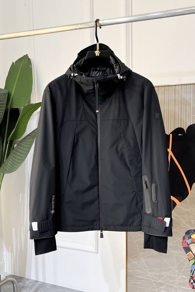 Moner、外贸原单狠货,官网最新款外套 专柜在售 代工厂P原单货直销，全球订单流出物 客供进口防水防风面料，手感比以往做的要柔软很多，舒适度高。原厂五金配件，