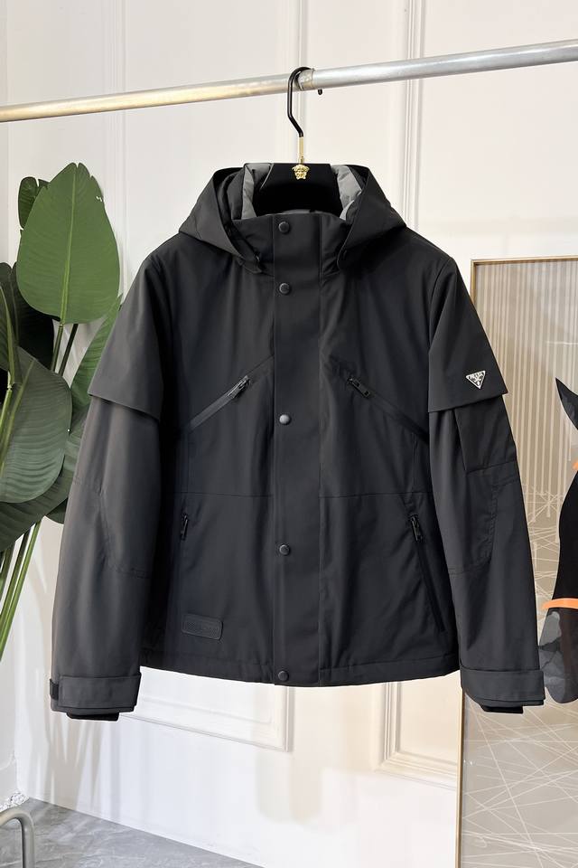 羽绒服- Prada普拉达独家专供秋冬新款经典连帽羽绒服，贸易公司渠道稀出，降温天气必备的保暖单品，不论是日常还是户外运动都能穿。该羽绒服面料质感光滑亮泽，耐磨