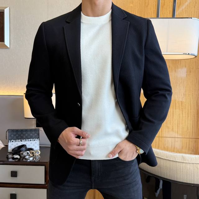 巴宝莉 Ss秋装大爆款休闲羊毛西装外套 最为时尚简约设计，大气得体，随意中凸显精致。面料 此款科技定制聚酯纤维面料， 不是传统的设计 更加显得年轻时尚 细节 非