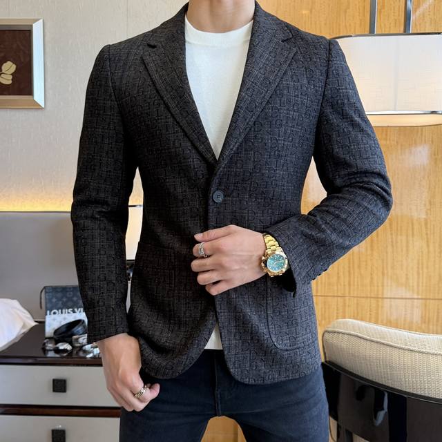 纪梵希 Ss秋装大爆款休闲西装外套 最为时尚简约设计，大气得体，随意中凸显精致。面料 此款科技定制聚酯纤维面料， 不是传统的设计 更加显得年轻时尚 细节 非常讲