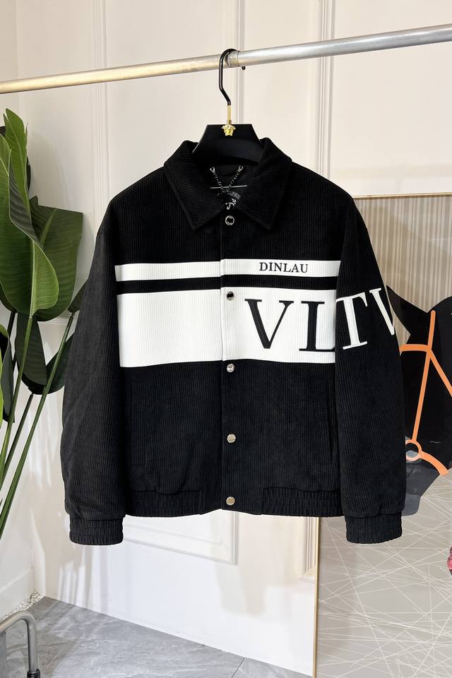 V伦天奴 Ss秋装大爆款棉夹克外套，定制高品质聚酯纤维面料！顶级时尚大牌元素Logo设计，三标齐全！原版五金辅料，线条流畅，工艺精致，上身版型超赞，面料舒适，挡