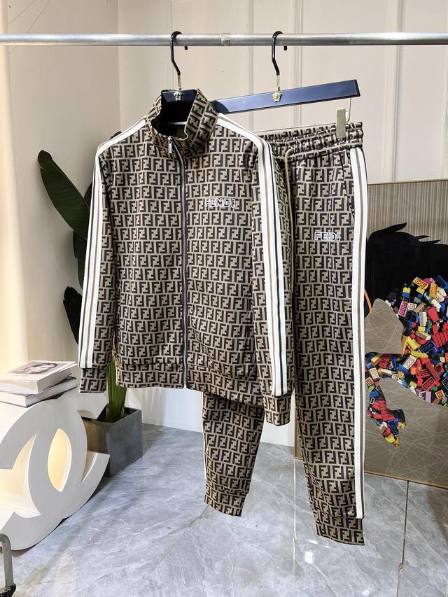 芬迪 Ss秋装新品休闲夹克套装！明星最爱时装味休闲套装 简单大方，官网1：1工艺设计！干净利落剪裁 都市风十足 可供独家顶级定制面料，手感软糯干爽，上身效果挺括