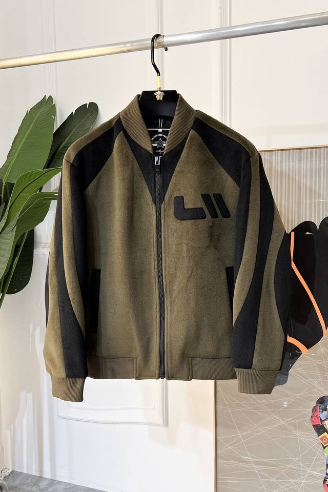 Lv Ss秋装大爆款羊毛夹克外套，定制高品质聚酯纤维面料！顶级时尚大牌元素Logo设计，三标齐全！原版五金辅料，线条流畅，工艺精致，上身版型超赞，面料舒适，挡风