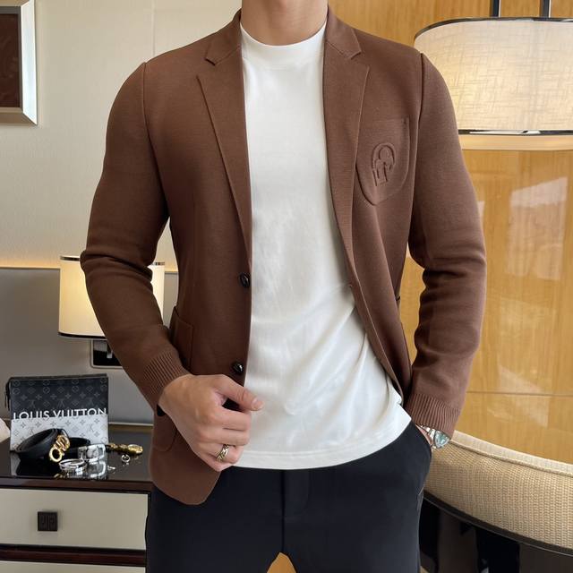 Lv Ss秋装大爆款休闲针织西装外套 最为时尚简约设计，大气得体，随意中凸显精致。面料 此款科技定制聚酯纤维面料， 不是传统的设计 更加显得年轻时尚 细节 非常