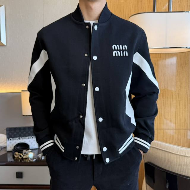 谬谬 Ss秋装大爆款夹克外套，市场最高版本！定制高品质聚酯纤维面料！顶级时尚大牌元素Logo设计，三标齐全！原版五金辅料，线条流畅，工艺精致，上身版型超赞，面料