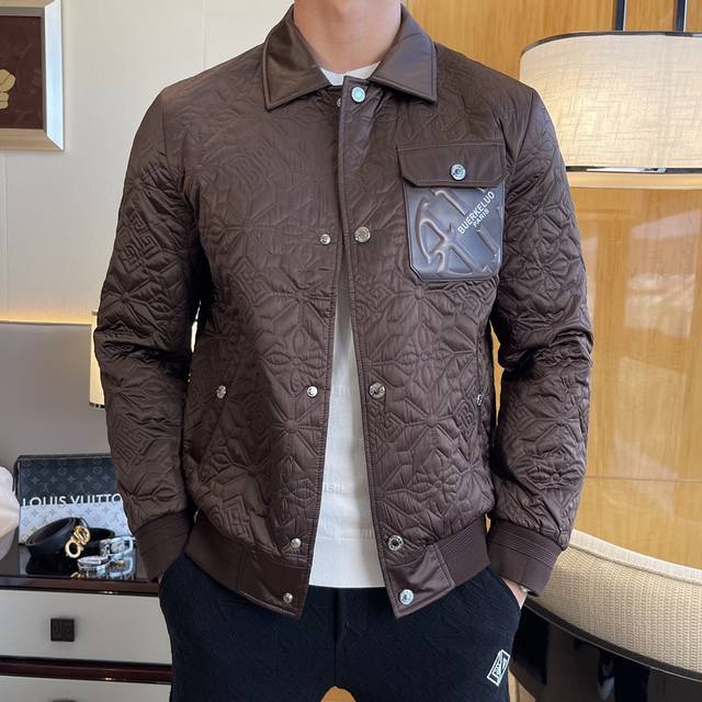 巴黎世家 Ss秋装大爆款薄棉夹克外套，定制高品质聚酯纤维面料！顶级时尚大牌元素Logo设计，三标齐全！原版五金辅料，线条流畅，工艺精致，上身版型超赞，面料舒适，