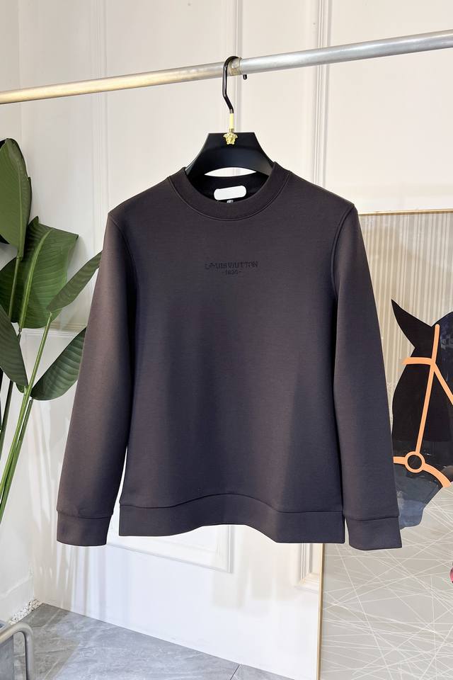 Lv Ss秋季大爆新款，最高版本时尚套头薄绒卫衣、每年必出的经典之作。受各大明星的青睐推崇，精选高端欧棉混纺面料，重工艺制作，原版五金辅料Logo设计，柔软顺滑