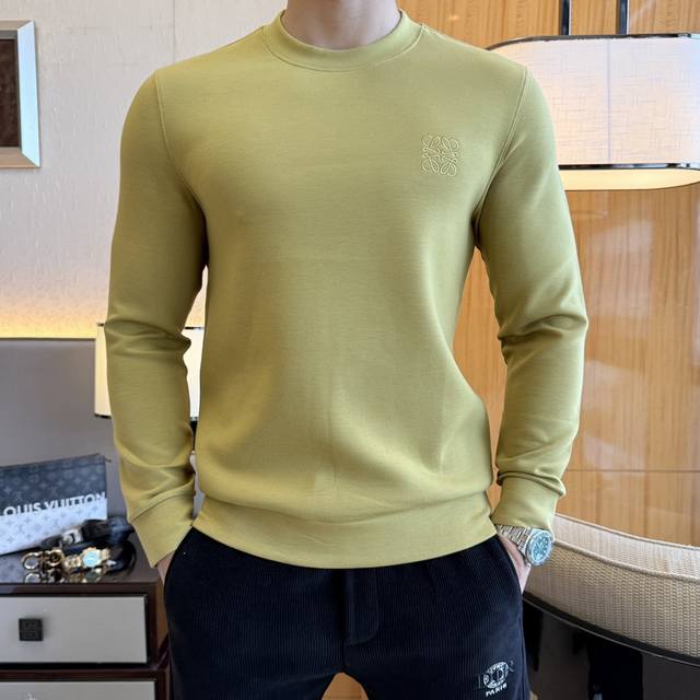 罗薏葳 Ss秋季大爆新款，最高版本时尚套头薄绒卫衣、每年必出的经典之作。受各大明星的青睐推崇，精选高端欧棉混纺面料，重工艺制作，原版五金辅料Logo设计，柔软顺