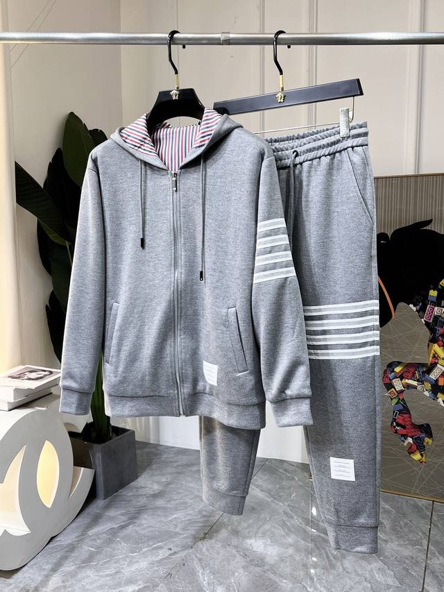 Tb Ss秋装新品休闲夹克套装！明星最爱时装味休闲套装 简单大方，官网1：1工艺设计！干净利落剪裁 都市风十足 可供独家顶级定制面料，手感软糯干爽，上身效果挺括