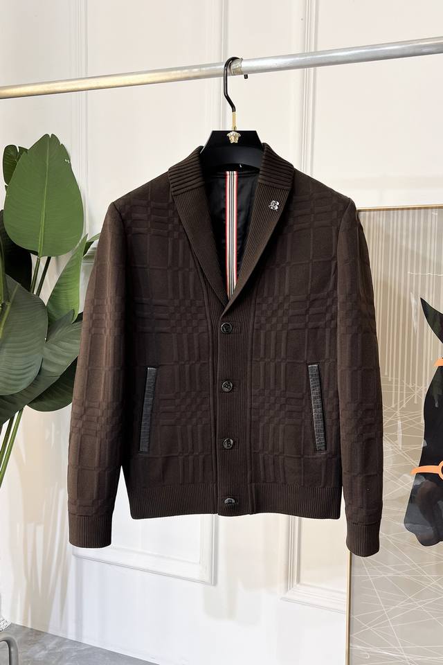 巴宝莉 Ss秋装大爆款青果领针织夹克外套，定制高品质聚酯纤维羊毛面料！顶级时尚大牌元素Logo设计，三标齐全！原版五金辅料，线条流畅，工艺精致，上身版型超赞，面