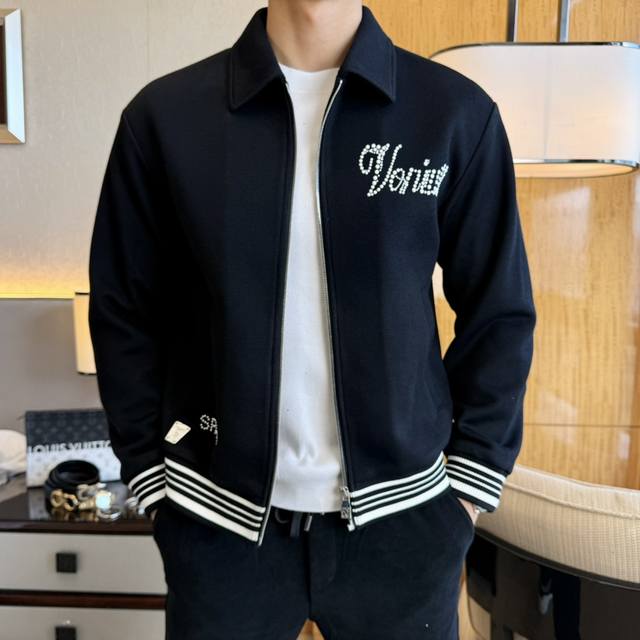 Lv Ss秋装大爆款夹克外套，市场最高版本！定制高品质聚酯纤维面料！顶级时尚大牌元素Logo设计，三标齐全！原版五金辅料，线条流畅，工艺精致，上身版型超赞，面料