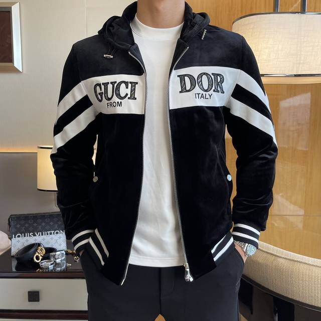 迪奥 Ss秋装大爆款丝绒夹克外套，定制高品质聚酯纤维面料！顶级时尚大牌元素Logo设计，三标齐全！原版五金辅料，线条流畅，工艺精致，上身版型超赞，面料舒适，挡风