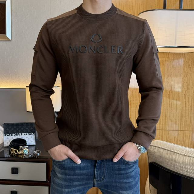 蒙口 Ss秋季大爆新款，最高版本时尚套头羊毛卫衣、每年必出的经典之作。受各大明星的青睐推崇，精选高端欧棉羊毛混纺面料，重工艺制作，原版五金辅料Logo设计，柔软