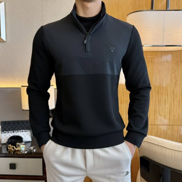 普拉达 Ss秋季大爆新款，最高版本时尚套头假两件卫衣、每年必出的经典之作。受各大明星的青睐推崇，精选高端欧棉混纺面料，重工艺制作，原版五金辅料Logo设计，柔软